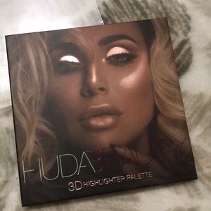 SOLD!!!!🎀HUDA BEAUTY 3D HIGHLIGHTER PALETTE🎀